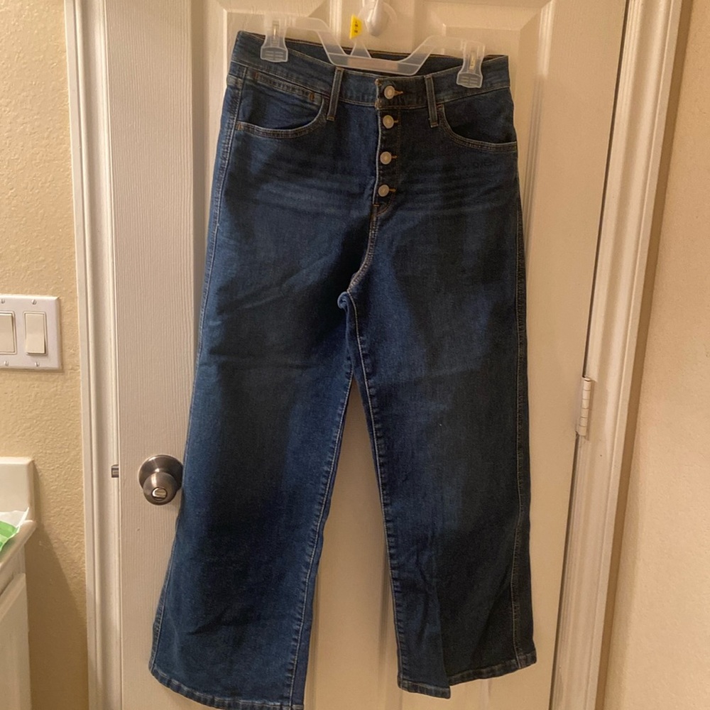 Levi’s cropped jeans look brand new no tears or stains great deal